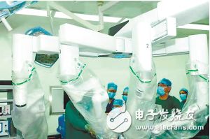 小狗機器人跨界發布首款AIOT產品“光影魔屏”，開啟智能制造新篇章
